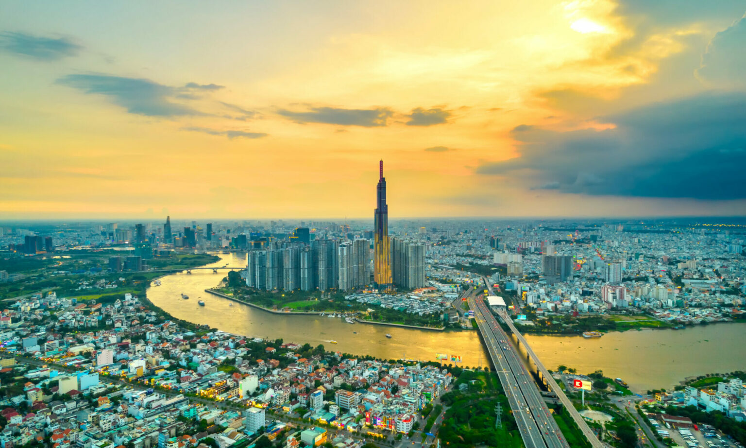 vue-aerienne-du-centre-de-ho-chi-minh-ville-vietnam-gratte-ciel-de-beaute-le-long-du-developpement-urbain-de-la-riviere