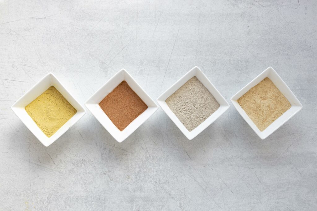 plat-poser-du-sable-sur-fond-gris