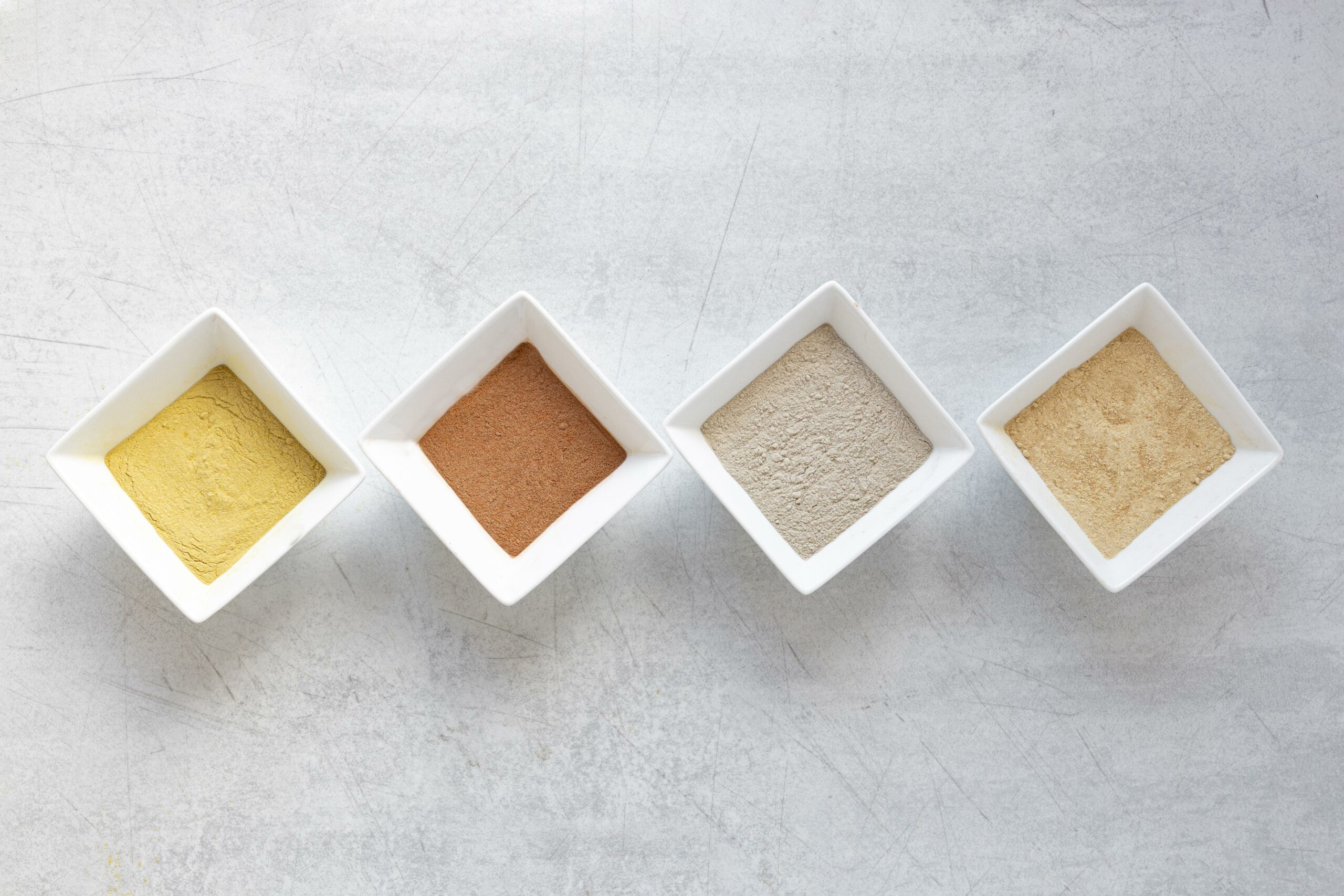 plat-poser-du-sable-sur-fond-gris
